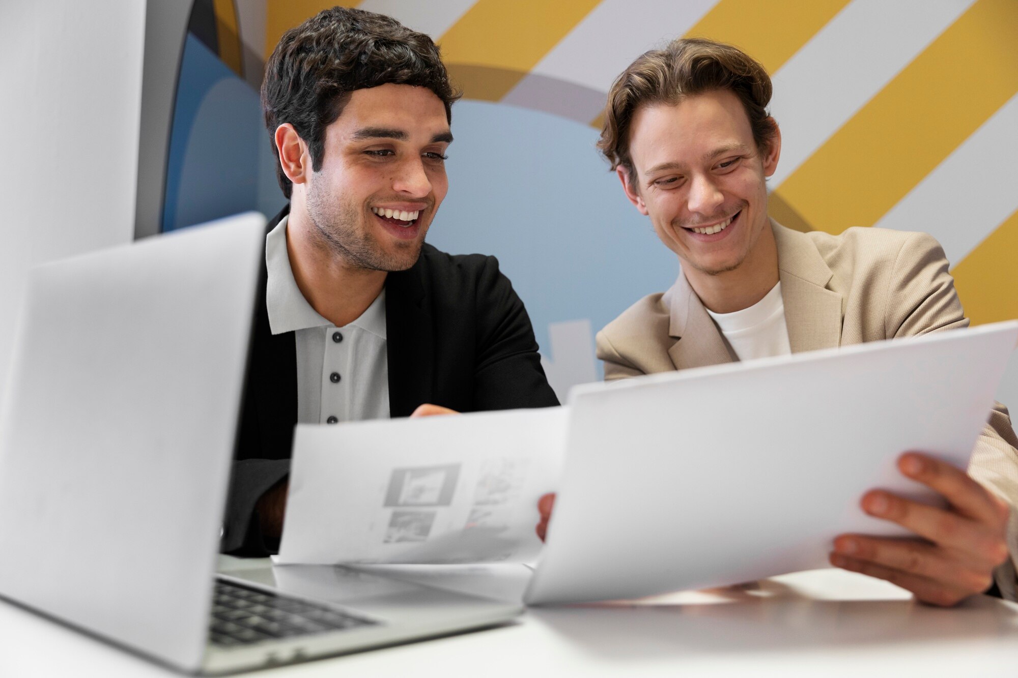 empleados que muestran agradecimiento al otro 23 2149357544